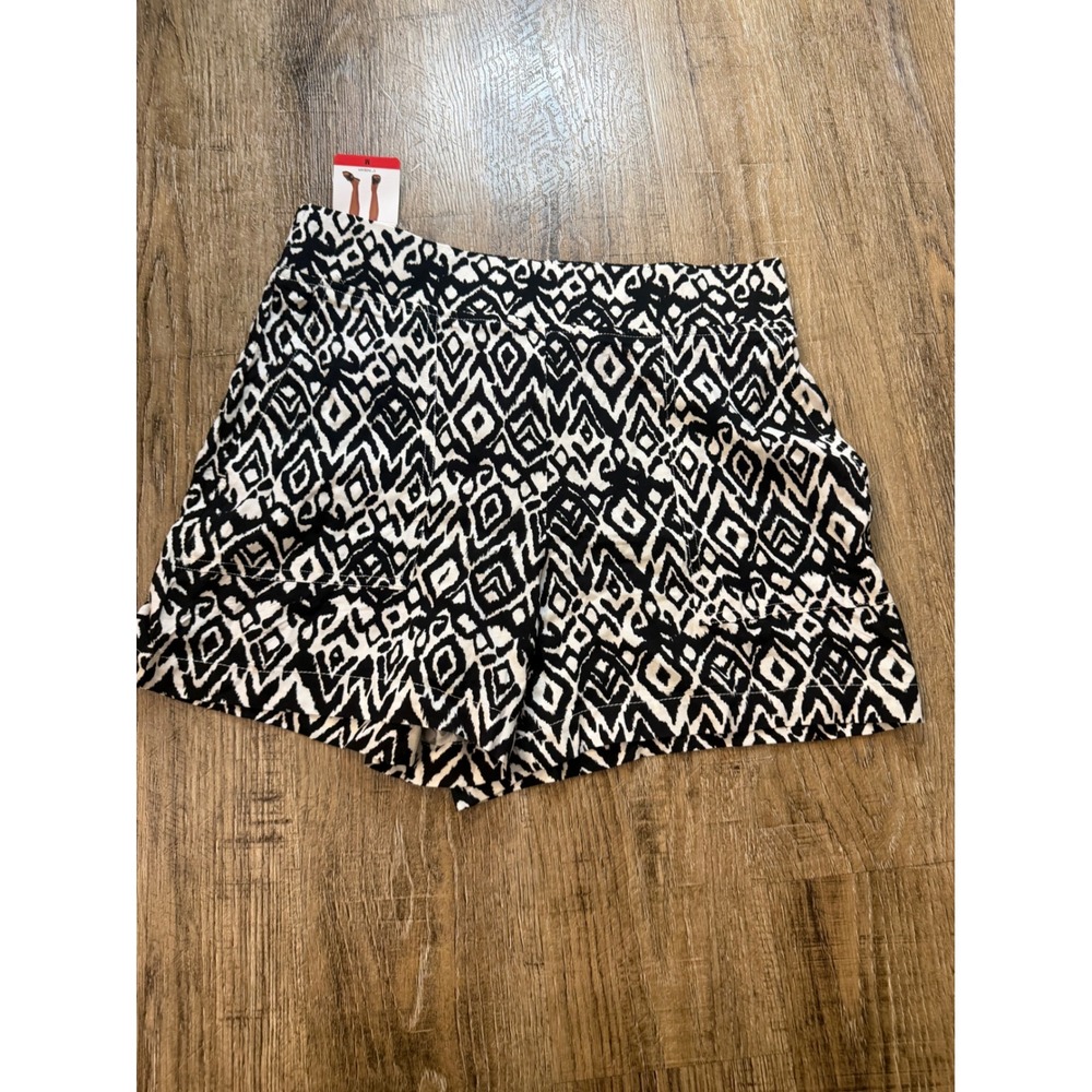 Wildfox Women Shorts Medium Black White Geometric Ikat Diamond 5 Inch Inseam NWT